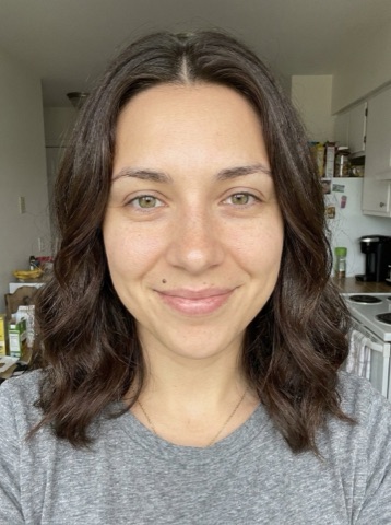 Casual kitchen selfie of Mia in a gray t-shirt